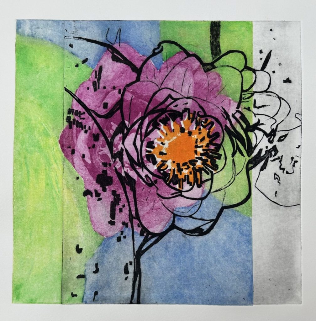 Ets van Joke Sierag: een roze bloem met een oranje hart op banen groen, blauw en wit