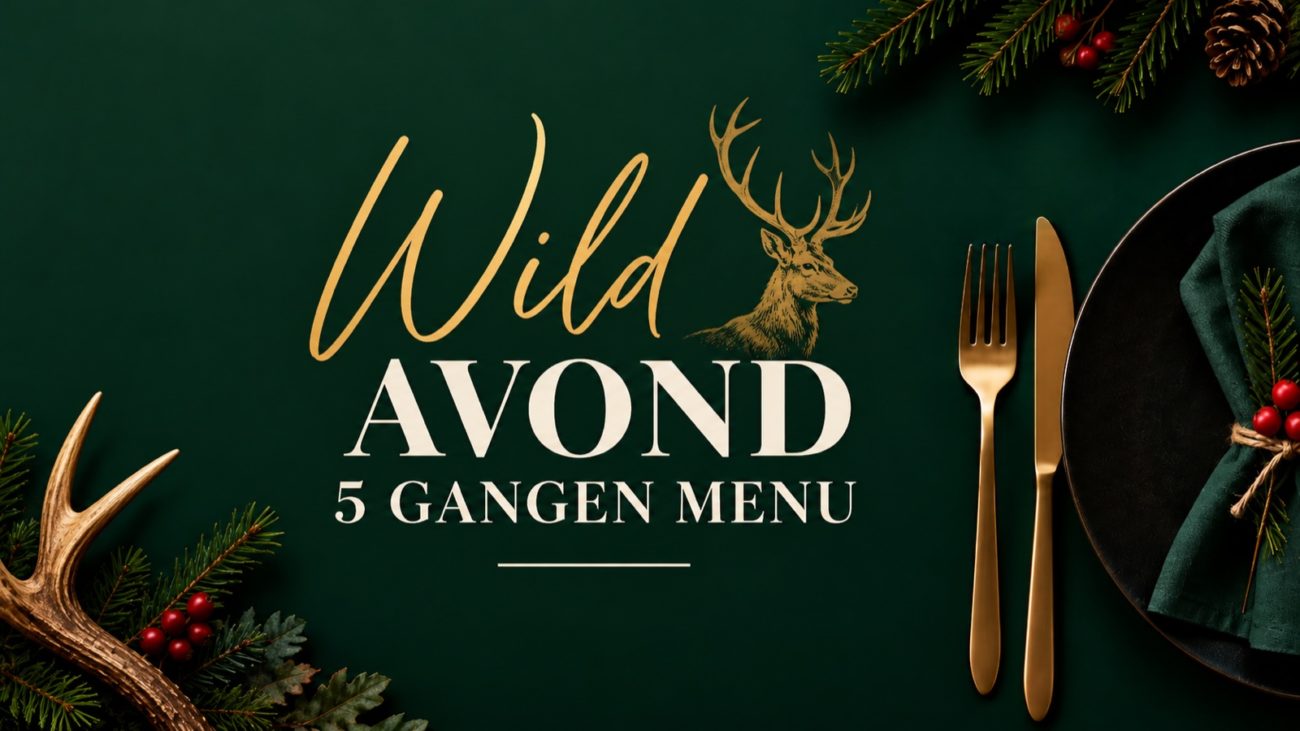 Wildavond, vijf gangen menu: gouden letters en een hert op bosgroen, met dennentakken, een gewei en gouden bestek naast een bord